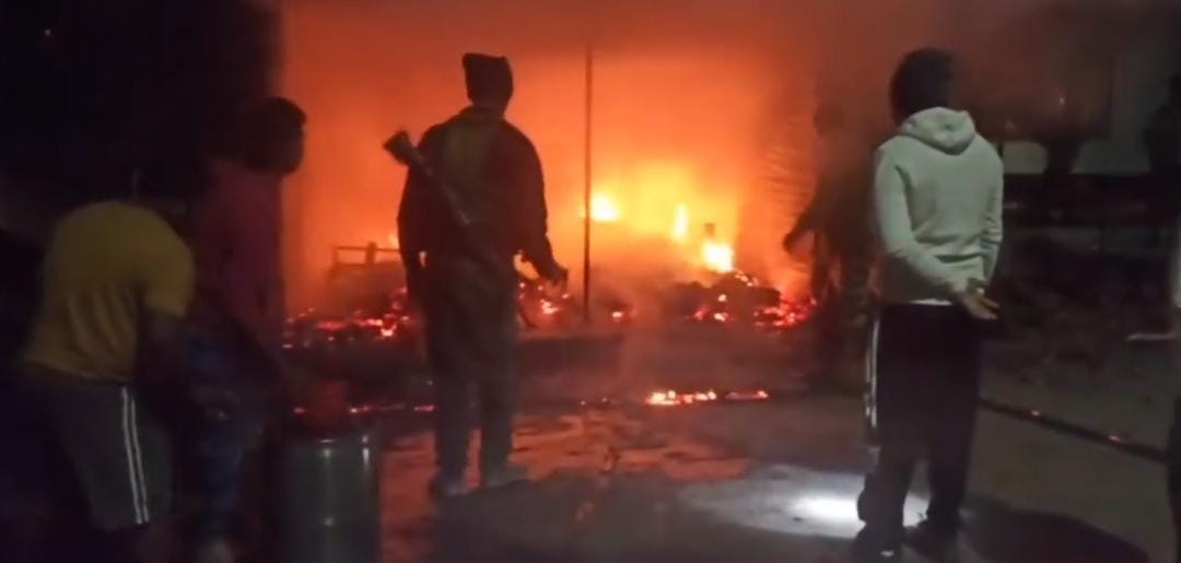 गिरिडीहः बगोदर में फुटपाथ दुकानों में लगी आग, लाखों की संपत्ति जलकर राख