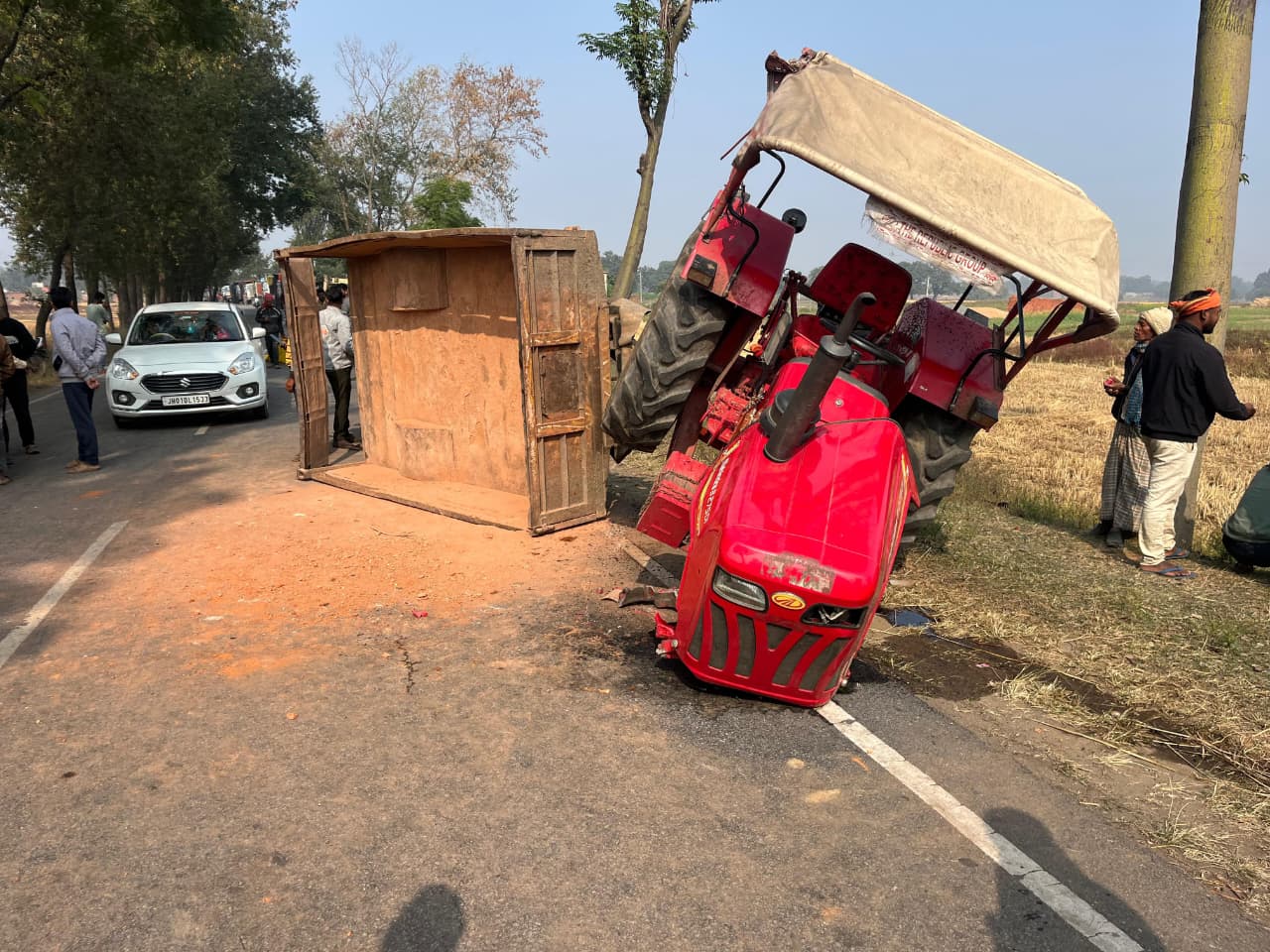 लातेहारः हाइवा ने ट्रैक्टर को मारी टक्कर, दो लोग घायल, ग्रामीणों ने की सड़क जाम