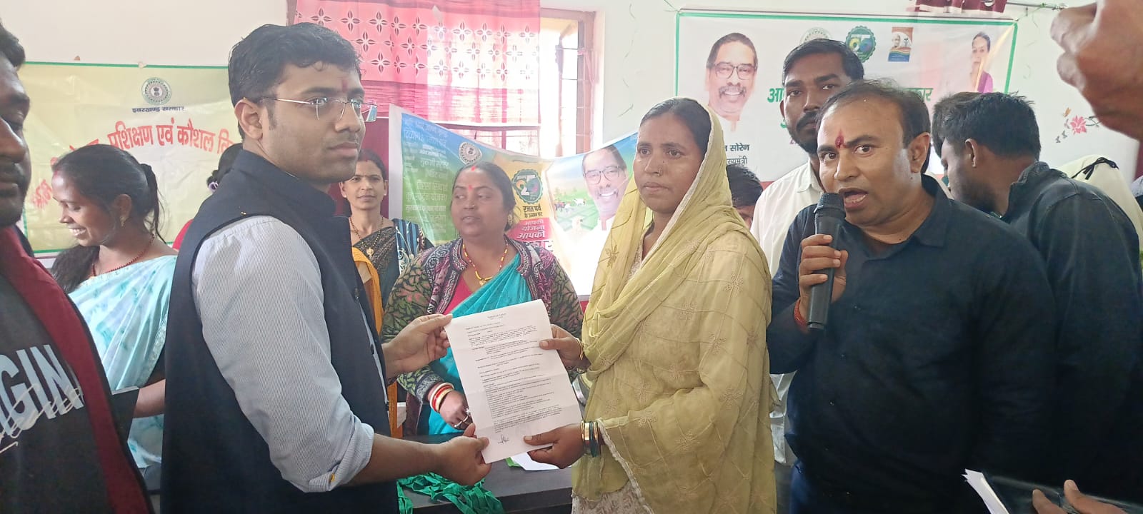 रामगढ़ः पंचायतों व वार्डों में लगा शिविर, कई लोगों को मिला योजनाओं का लाभ