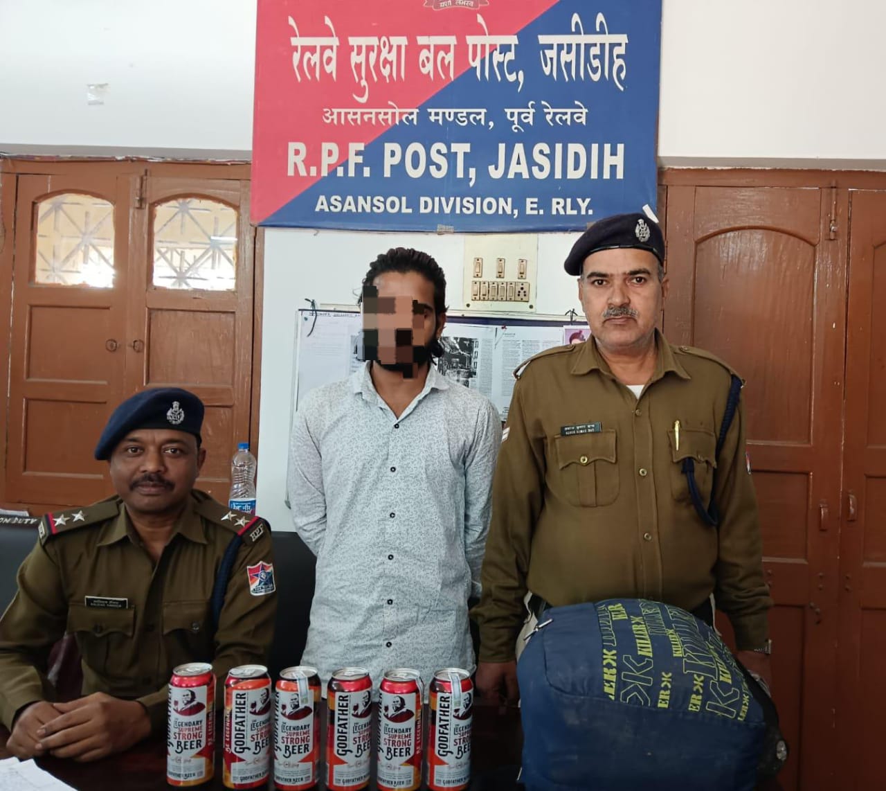 देवघरः जसीडीह स्टेशन पर अवैध शराब के साथ युवक गिरफ्तार