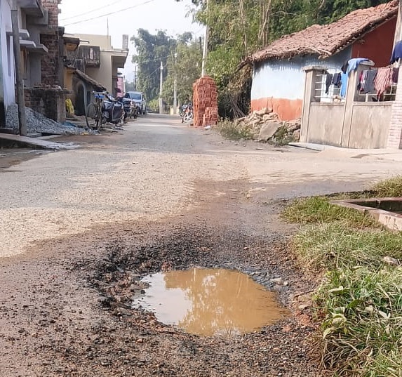 जादूगोड़ाः सरकार आपके द्वार कार्यक्रम में उठी जर्जर सड़क के निर्माण की मांग