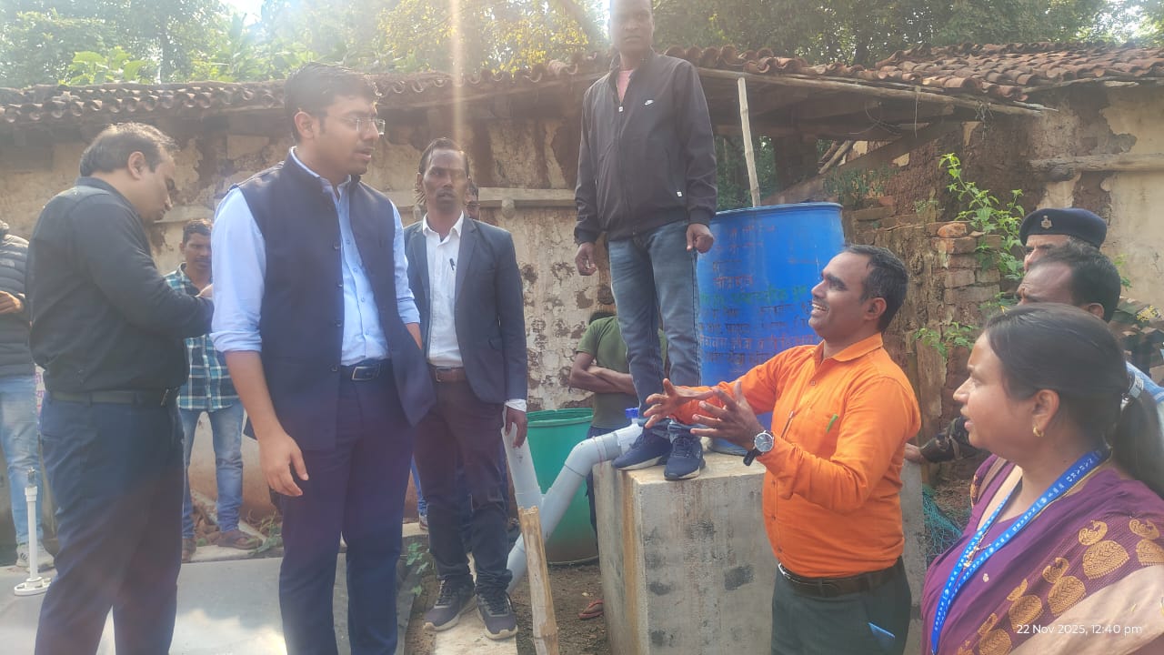 रामगढ़ः डीडीसी ने किया पतरातू प्रखंड का दौरा, योजनाओं का लिया जायजा