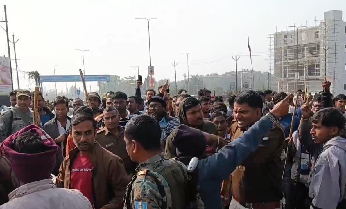 धनबादः भू-माफियाओं के खिलाफ ग्रामीण एकजुट, पुलिस के सामने तोड़ी बाउंड्री