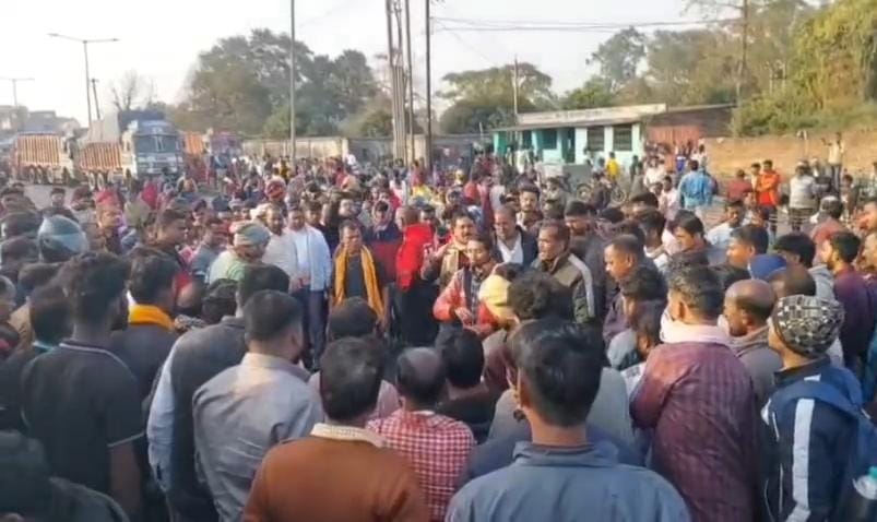 धनबादः वाहन के धक्के से अधेड़ की मौत, विरोध में एनएच-19 जाम