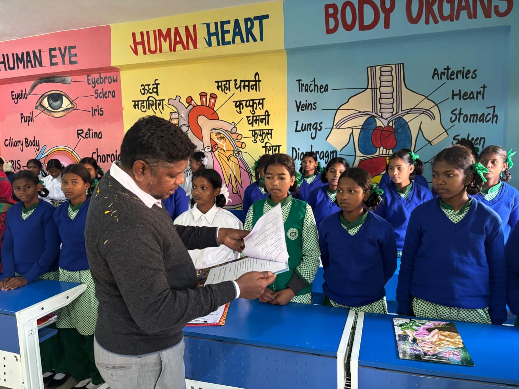 गोइलकेराः अभिभावक-शिक्षक मीट में शामिल हुए विधायक, छात्राओं को किया प्रोत्साहित