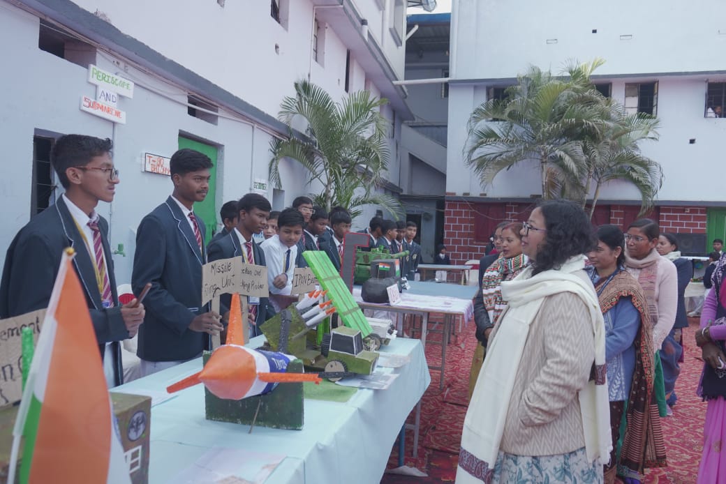 चक्रधरपुरः शारदा हाई स्कूल में विज्ञान प्रदर्शनी, बच्चों के मॉडल में दिखी वैज्ञिक सोच
