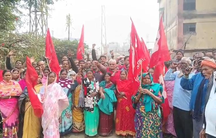 धनबादः डिगवाडीह सबस्टेशन में माले का प्रदर्शन, बिजली व्यवस्था दुरुस्त करने की मांग