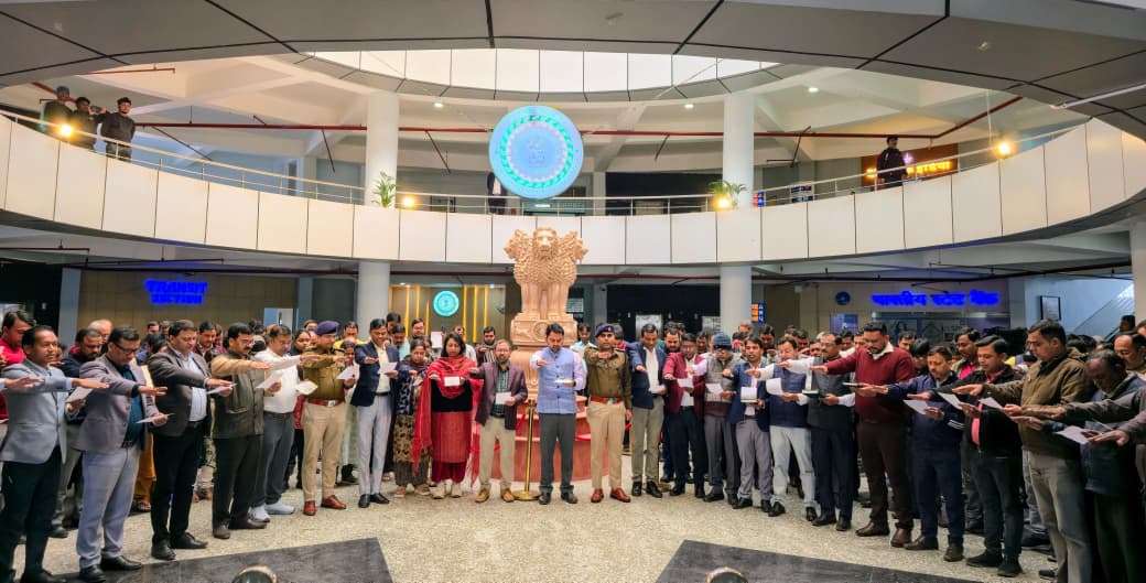 धनबादः डीडीसी ने दिलाई निर्भीक होकर मतदान करने की शपथ