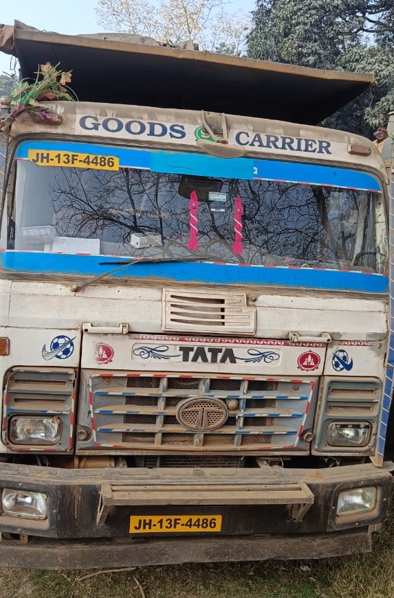 रामगढ़ः पतरातू में अवैध बालू लदे 3 हाइवा जब्त, केस दर्ज