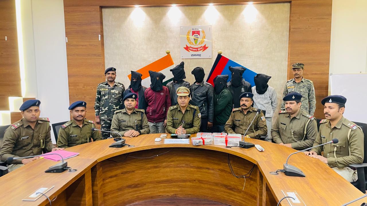 रामगढ़ः दयाल स्टील में हुई चोरी का पुलिस ने किया खुलासा, सात आरोपी गिरफ्तार