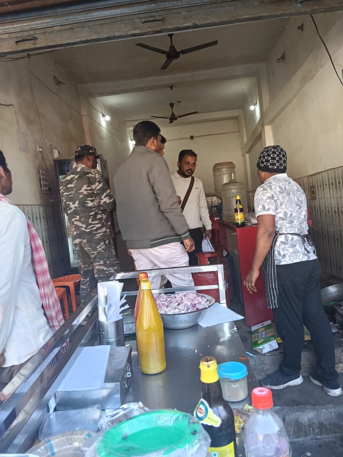 लातेहारः नगर पंचायत की टीम ने सिंगल यूज प्लास्टिक के खिलाफ चलाया अभियान