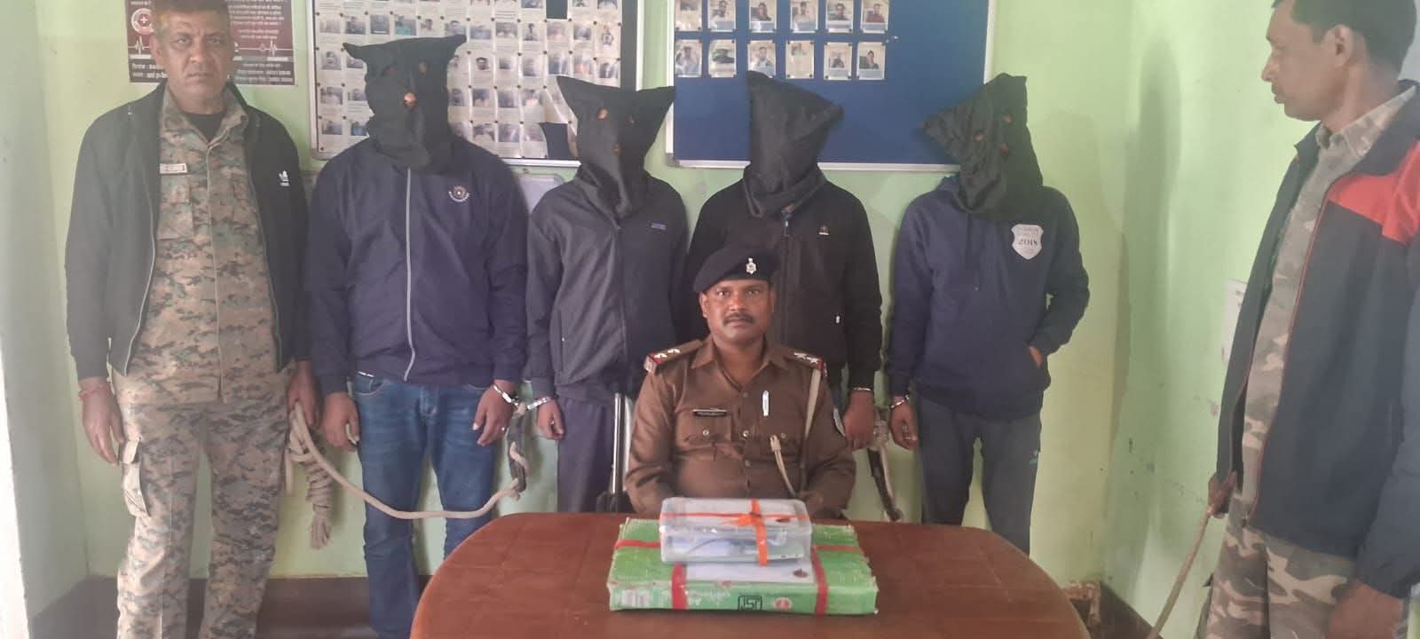 देवघरः ऑनलाइन सट्टेबाजी के नाम पर ठगी का भंडाफोड़, 4 साइबर अपराधी गिरफ्तार