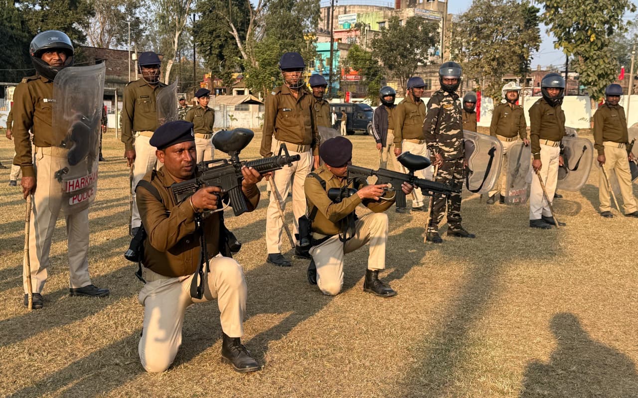 धनबादः सरस्वती पूजा को लेकर पुलिस हाई अलर्ट पर, पुलिस केंद्र में हुआ मेगा मॉक ड्रिल