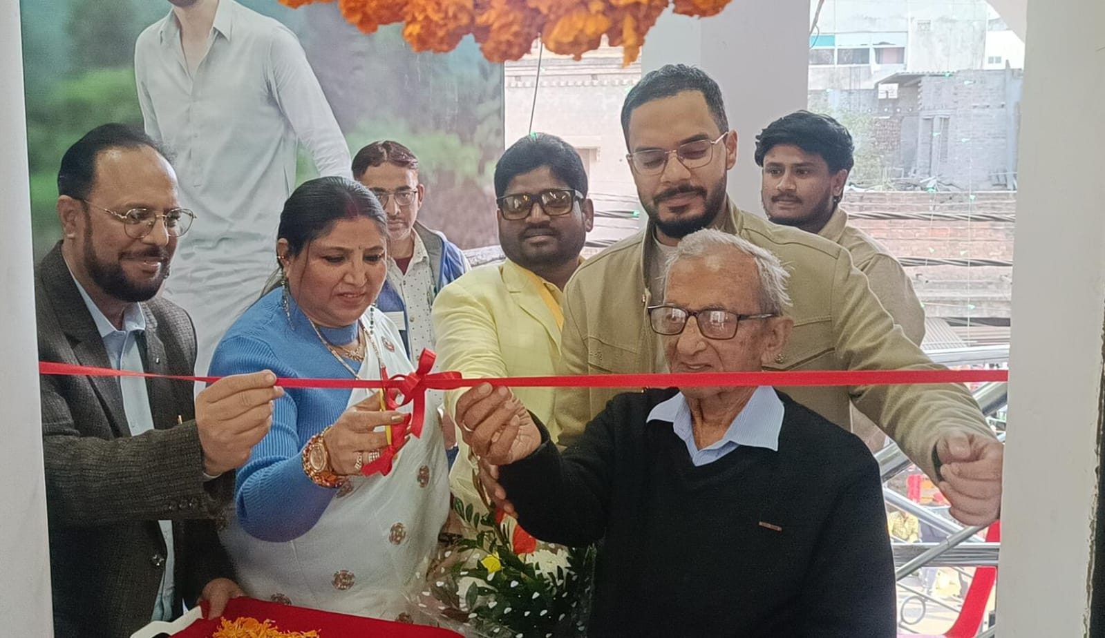 पलामूः पूर्व मेयर ने कपड़ा दुकान ‘कुर्ता प्लैनेट’ का किया उद्घाटन