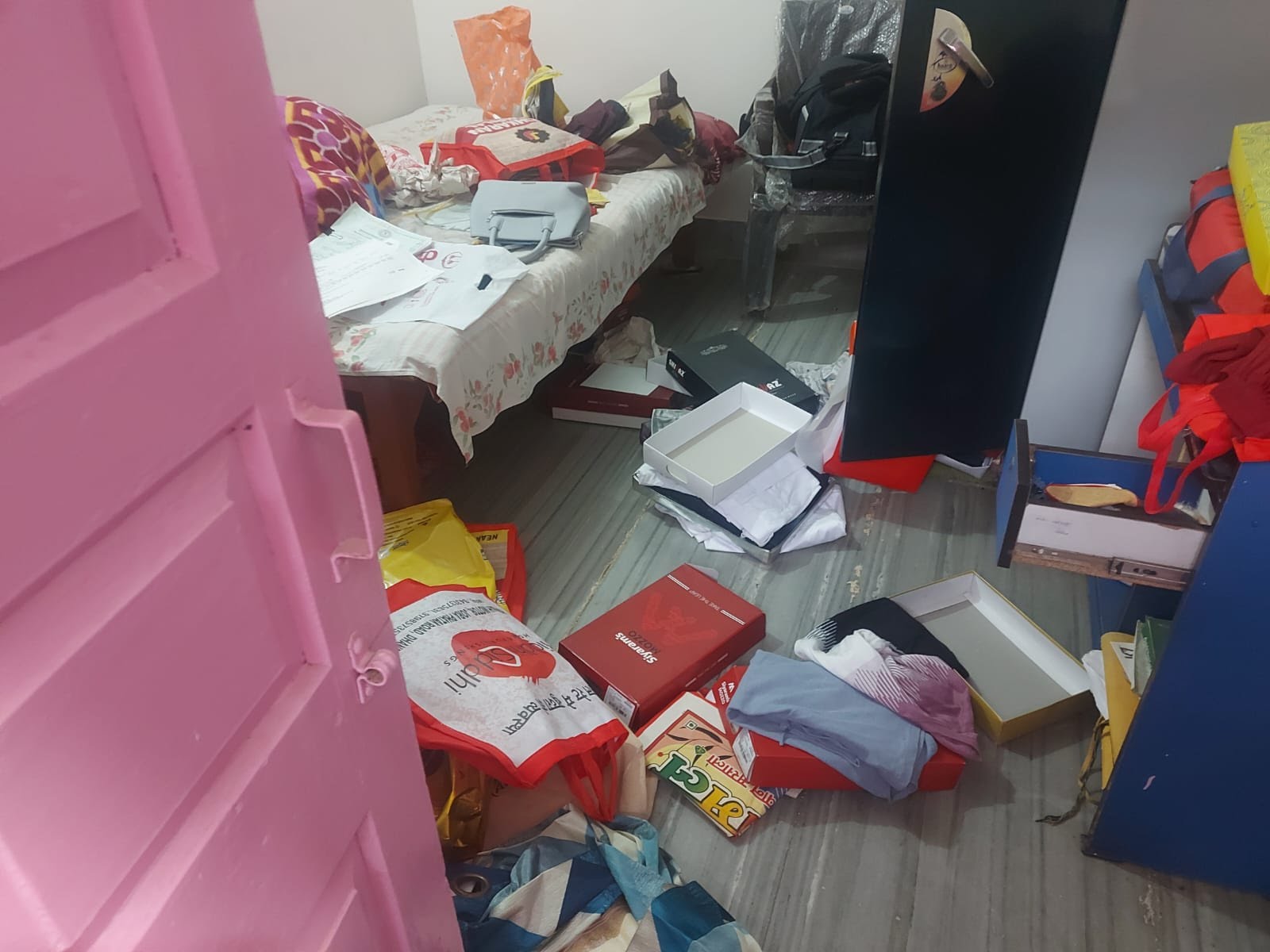 गिरिडीहः कारोबारी के घर से 32 लाख की संपत्ति चोरी, विरोध में रोड जाम