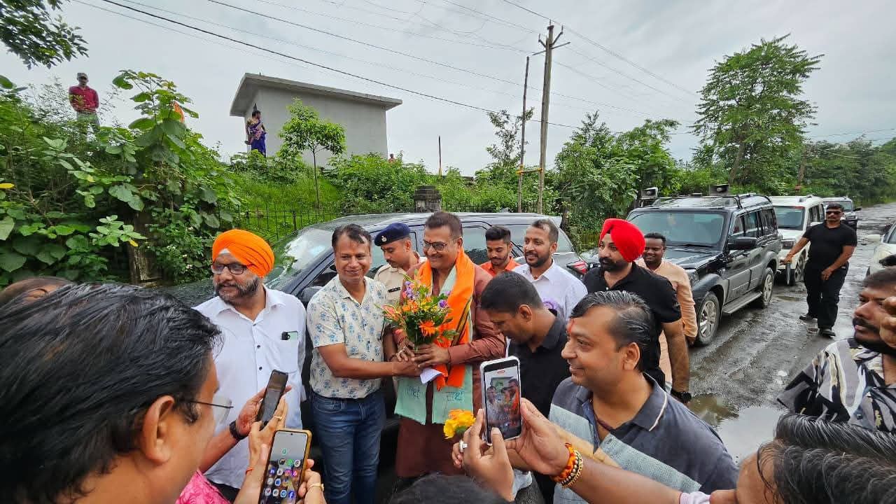 रामगढ़ः सांसद ने जर्जर बिजुलिया तालाब रोड का किया निरीक्षण, डीपीआर बनाने का निर्देश