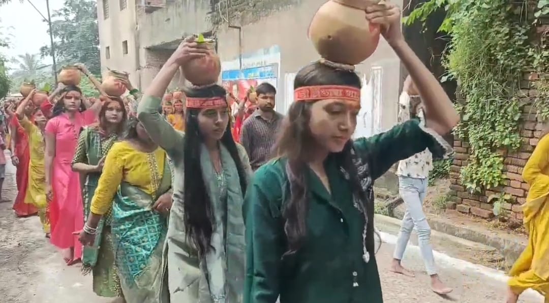 गिरिडीहः नवरात्र के प्रथम दिन पचंबा में निकली भव्य कलशयात्रा, 1501 महिलाएं हुईं शामिल