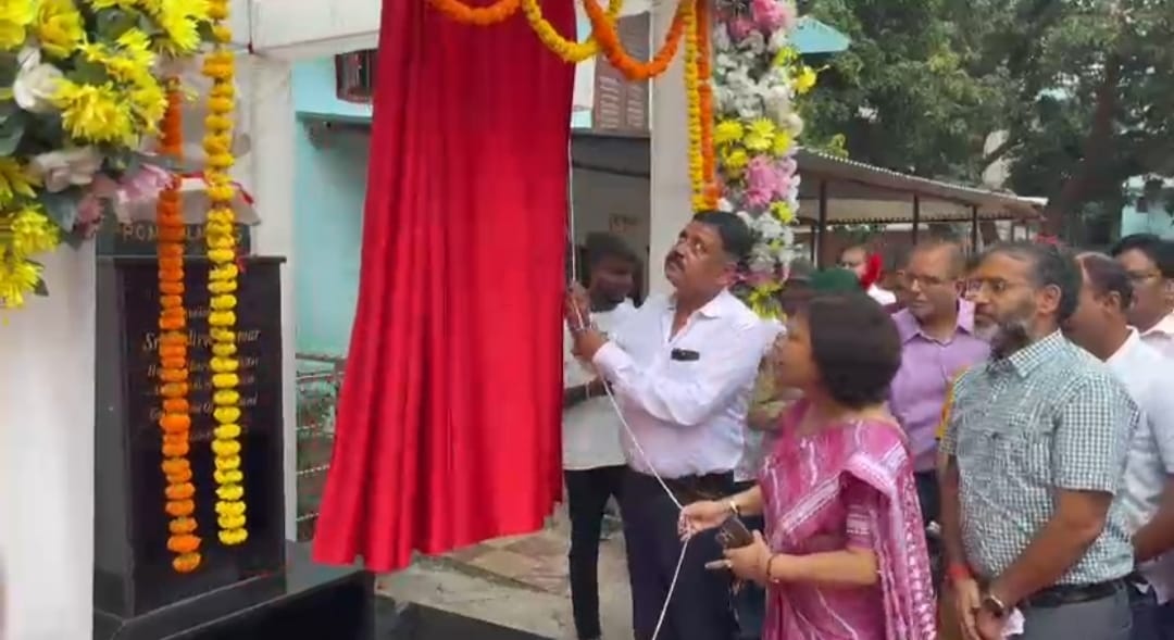 गिरिडीहः आरके महिला कॉलेज में प्रो. महलानोबिस दंपती की प्रतिमाओं का अनावरण