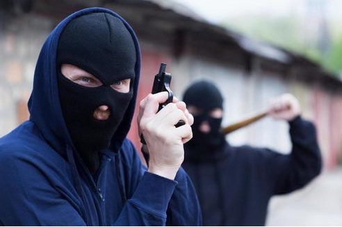 दुमकाः जरमुंडी में घर के लोगों को कमरे में बंद कर 5 लाख की डकैती