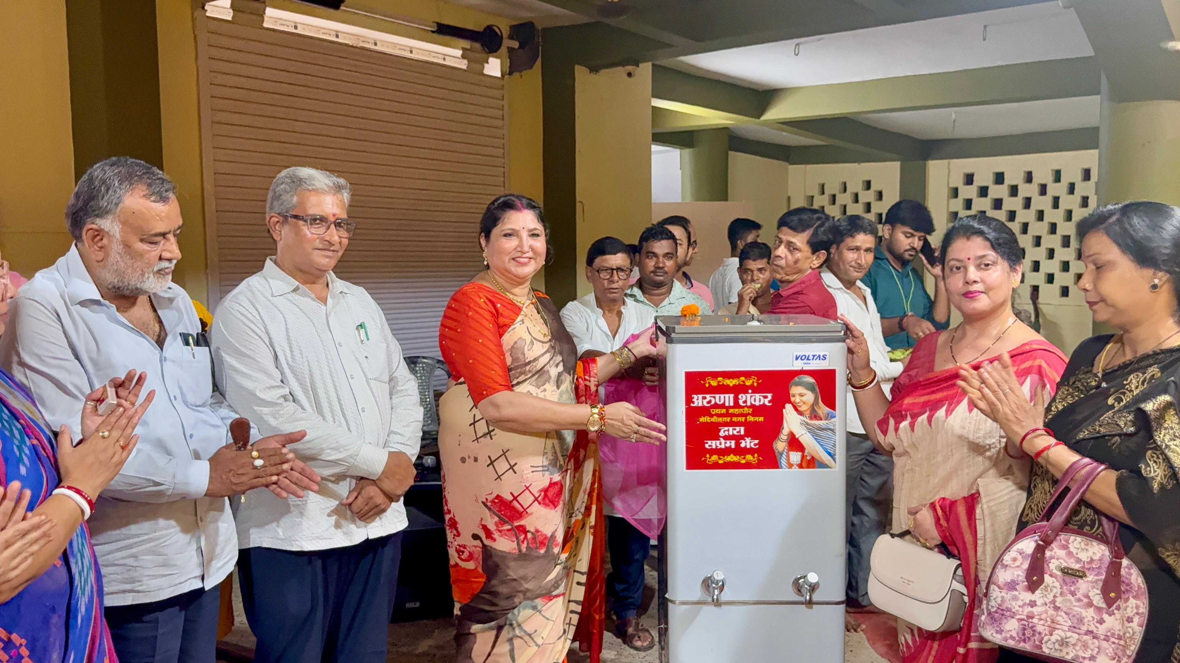 पलामूः दुर्गाबाड़ी में महालया पूजा में शामिल हुईं पूर्व मेयर अरुणा शंकर