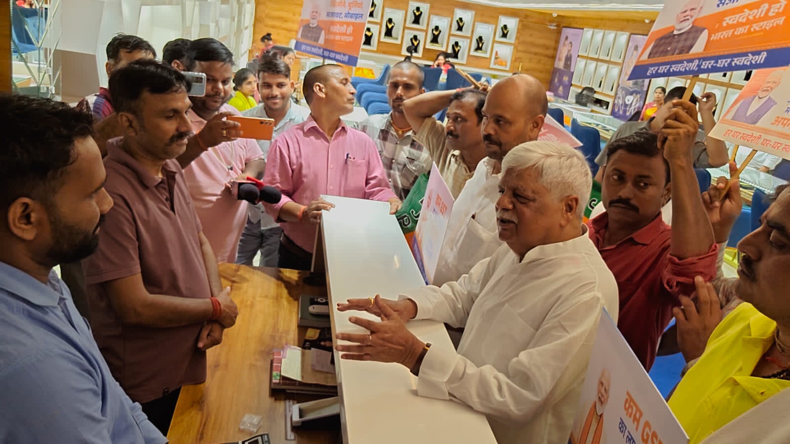 पलामूः जीएसटी सुधार पर सांसद वीडी राम ने चलाया स्वदेशी जागरण अभियान