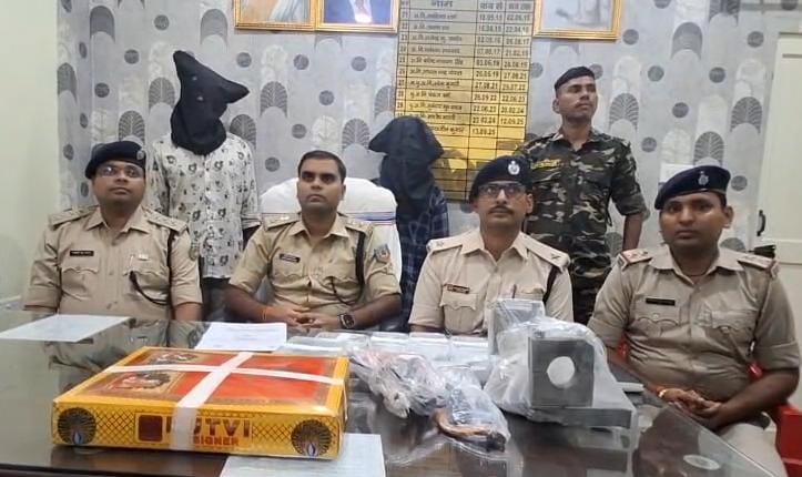 धनबादः बलियापुर में दो शातिर चोर गिरफ्तार, लाखों के जेवर व अन्य सामान बरामद