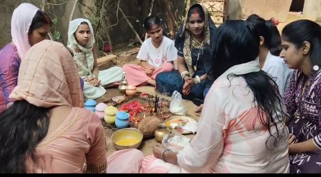 चक्रधरपुर में धूमधाम से मना भाई दूज, बहनों ने की भाई की लंबी उम्र के लिए की पूजा