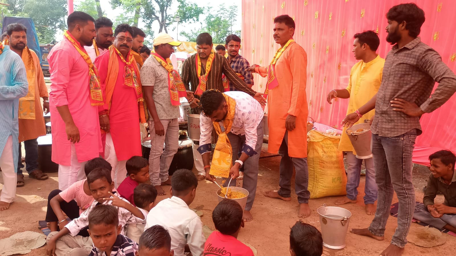जादूगोड़ाः बागों में गोवर्धन पूजा का उल्लास, विधायक संजीव सरदार ने भक्तों के बीच बांटा महाभोग