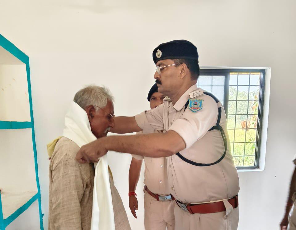 पलामूः पुलिस अधिकारियों ने शहीद जवानों के परिजनों को किया सम्मानित