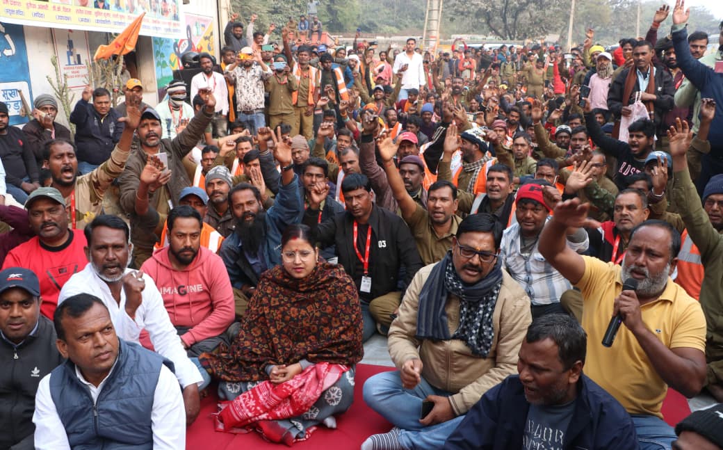 धनबादः सफाईकर्मियों के समर्थन में उतरीं विधायक रागिनी सिंह