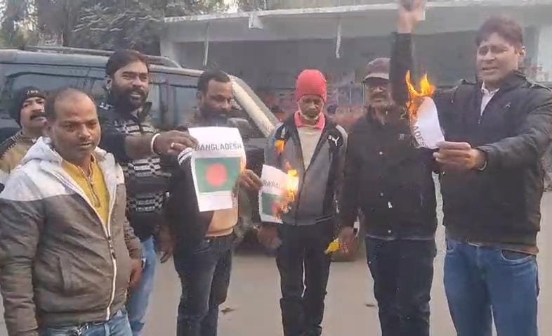 धनबादः बांग्लादेश में हिंदू युवक की हत्या के विरोध में प्रदर्शन