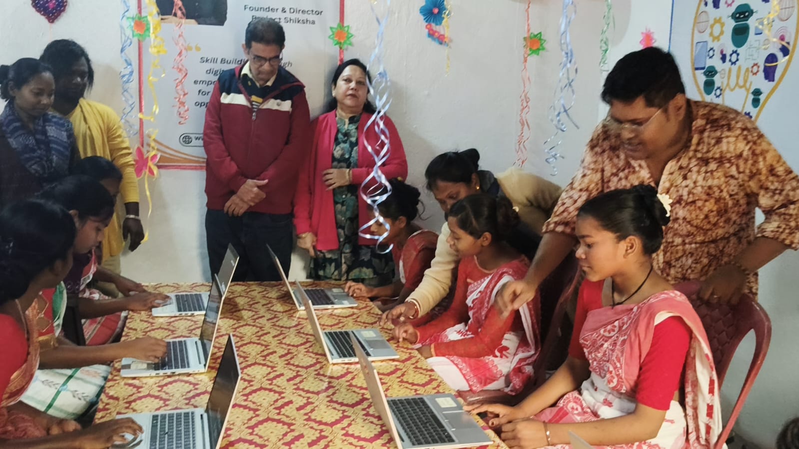 जादूगोड़ाः बेंगलुरू की संस्था ने लुगु मुर्मू आदिवासी विद्यालय को दिए 10 कंप्यूटर