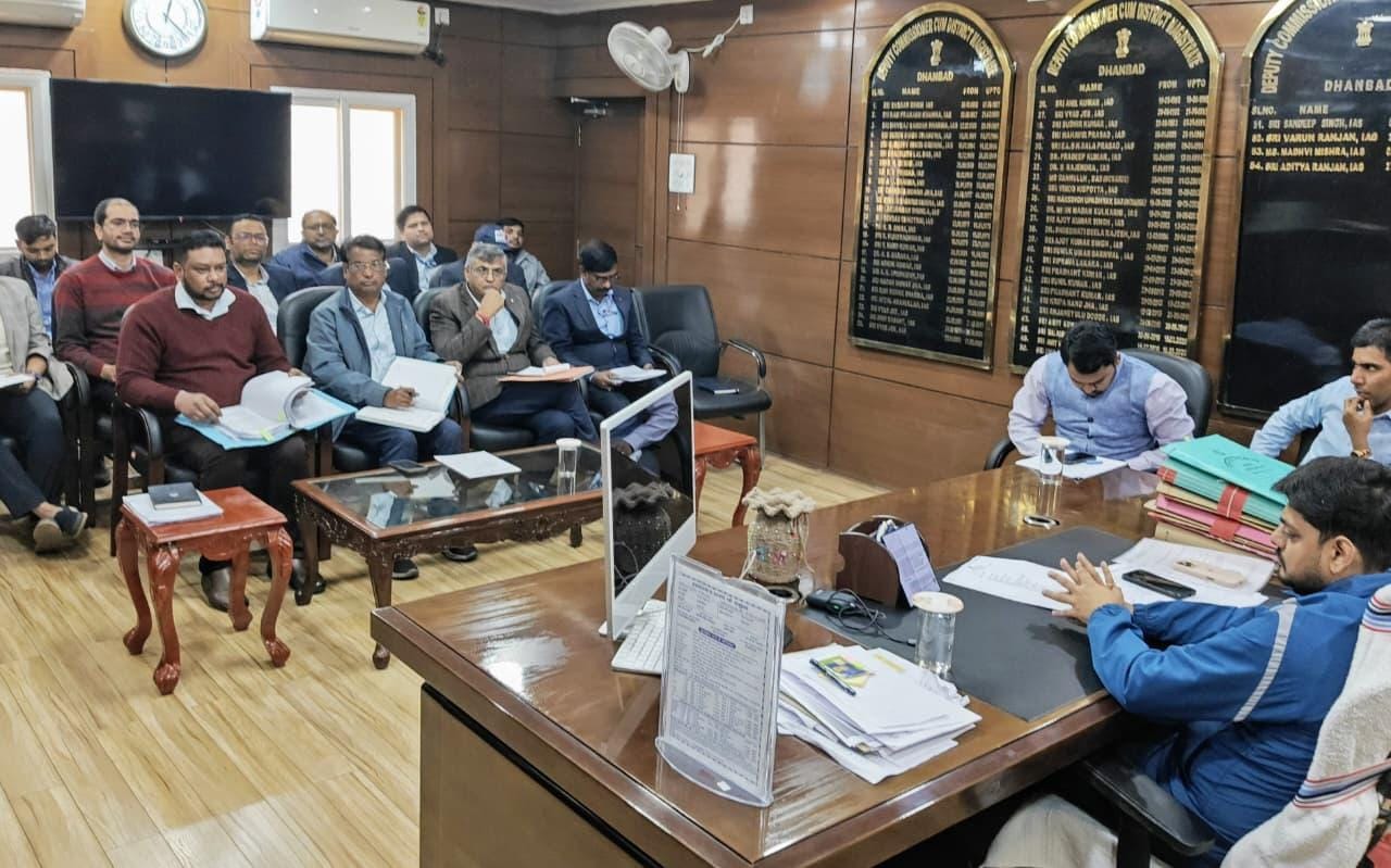 धनबादः डीसी ने माइंस क्लोजर एडवाइजरी कमेटी गठन को लेकर स्टेकहोल्डर्स से की चर्चा