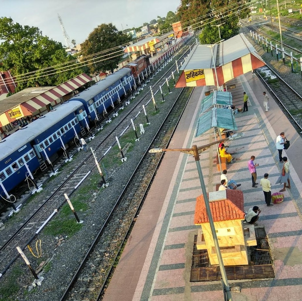 साहिबगंजः मांगों को लेकर रेलवे रनिंग स्टाफ ने किया प्रदर्शन