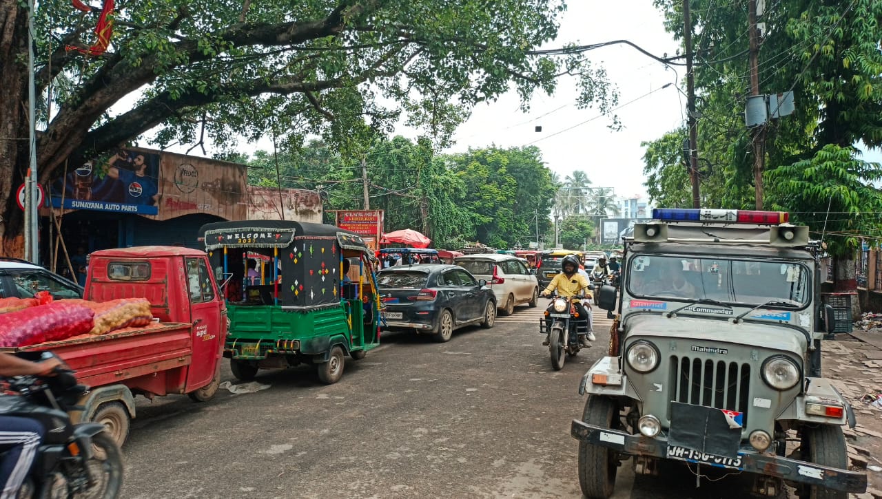 देवघर की ट्रैफिक व्यवस्था में सुधार नहीं, रोज घंटों जाम में फंस रहे लोग
