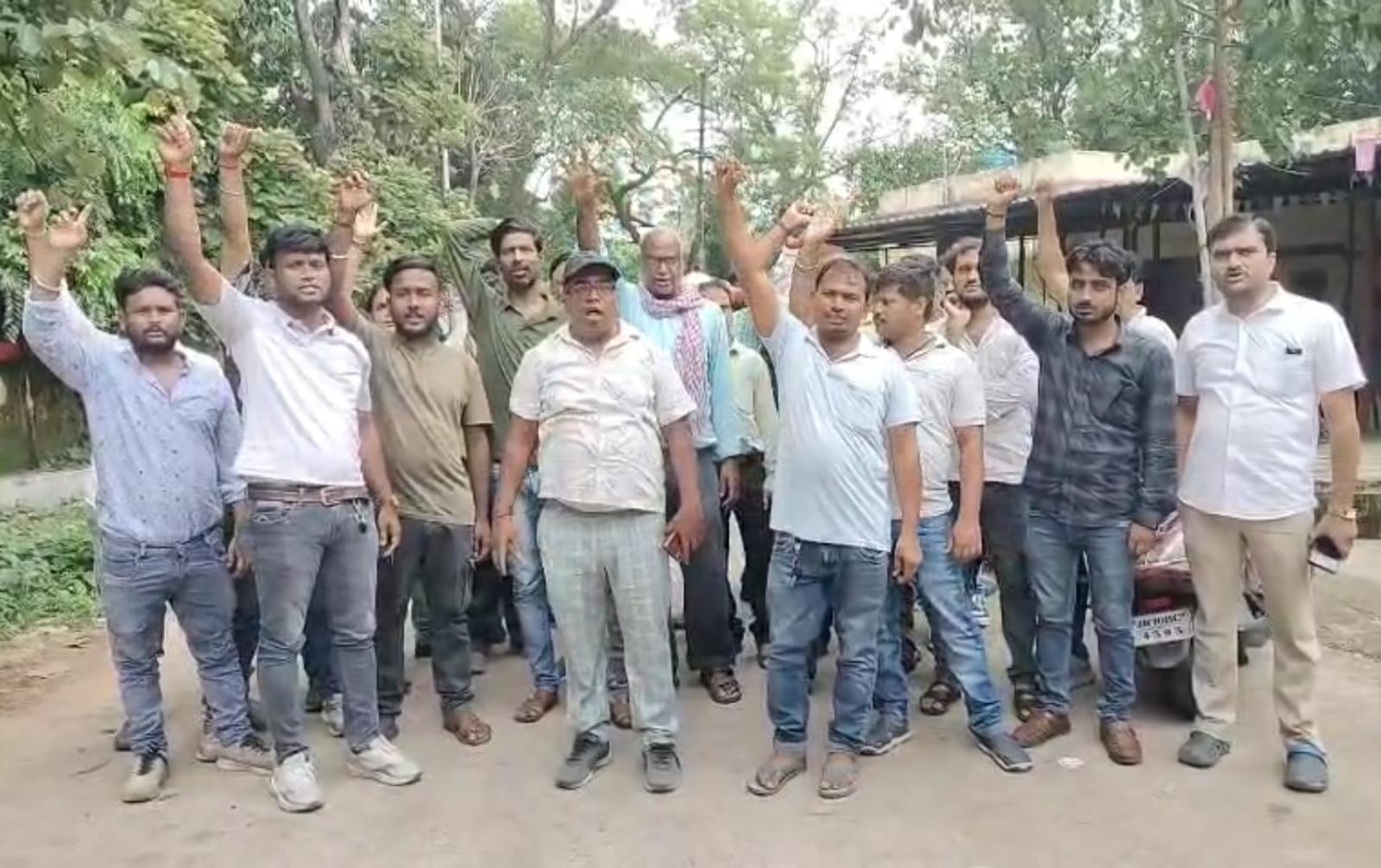 धनबादः आईडी बंद होने से नाराज ऊर्जा मित्रों ने किया प्रदर्शन