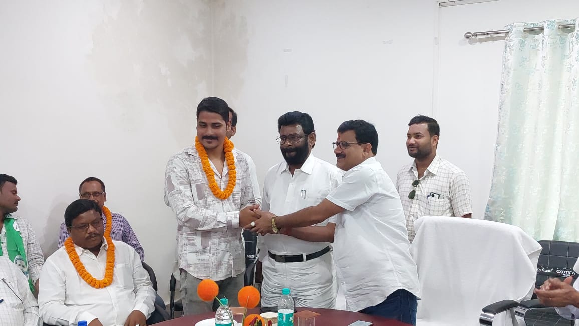 लातेहारः जिला झामुमो के नए पदाधिकारियों को किया गया सम्मानित