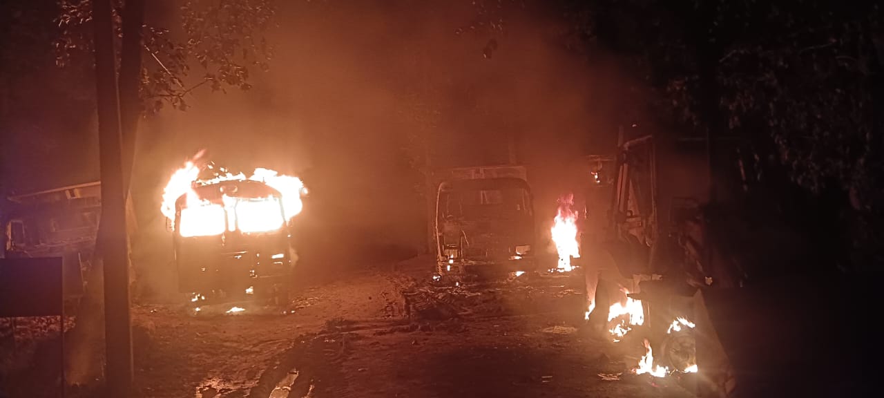 Breaking : हजारीबाग में उग्रवादियों ने  दो जेसीबी समेत छह वाहनों में लगाई आग