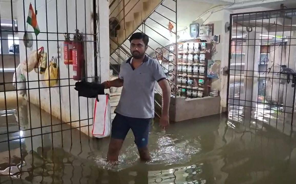 धनबादः नावाडीह अपार्टमेंट में घुसा बारिश का पानी, 250 लोग नारकीय जीवन जीने को मजबूर
