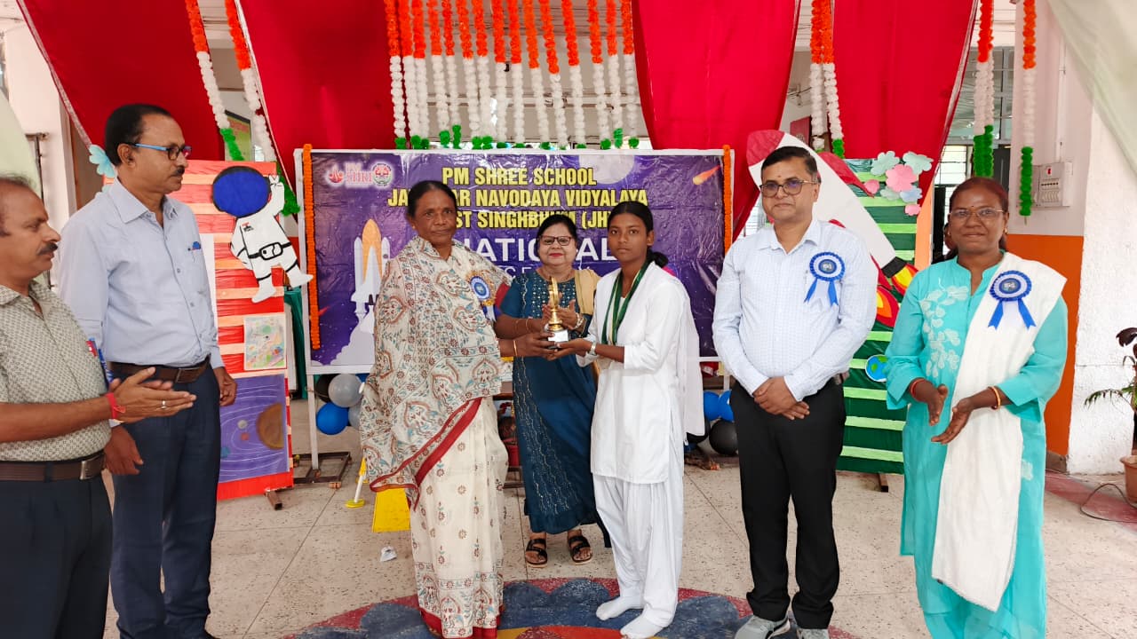 चाईबासाः नवोदय विद्यालय झींकपानी में मना अंतरिक्ष दिवस, सांसद ने लिया भाग