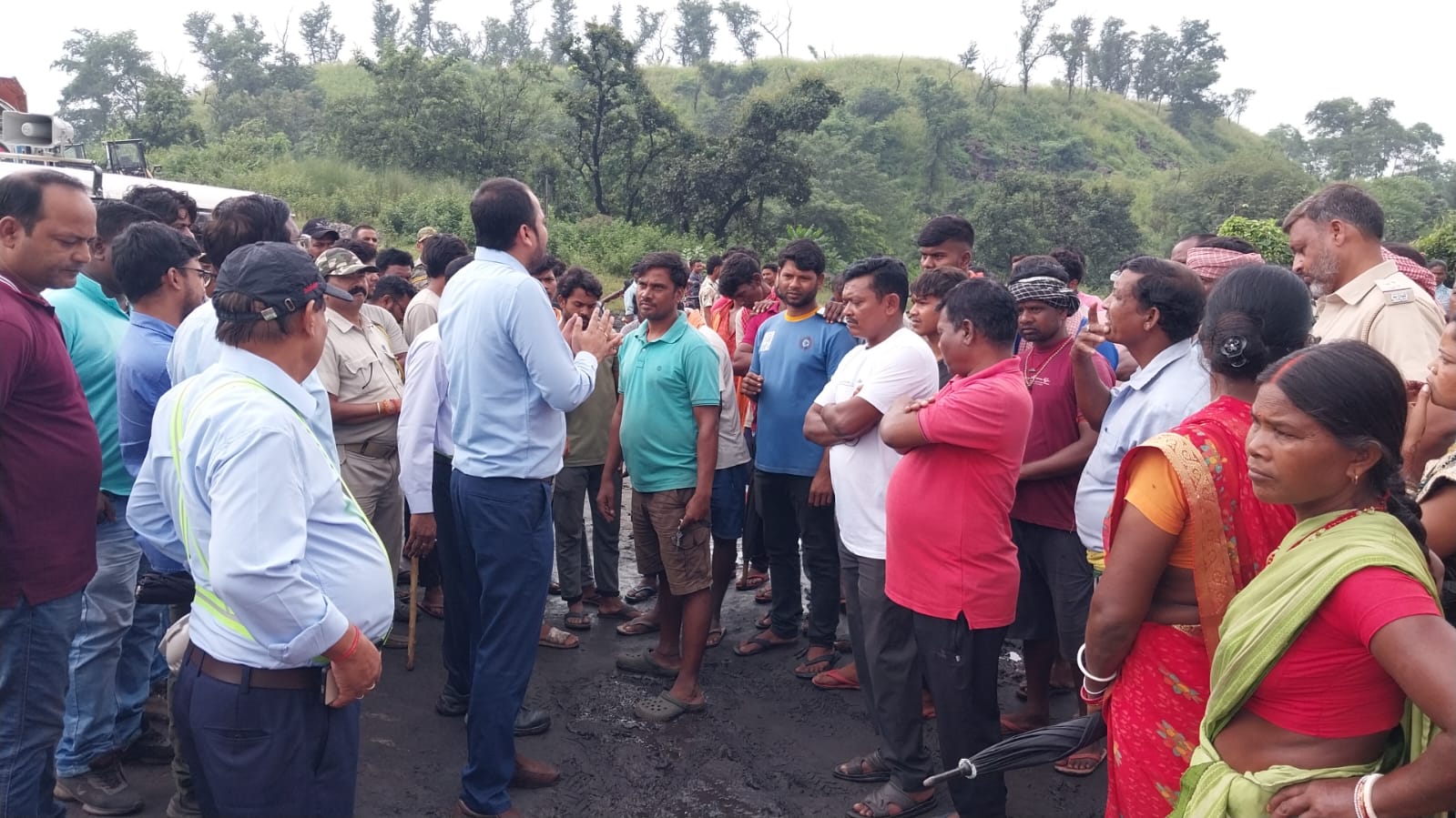 रामगढ़ : ग्रामीणों ने CCL रजरप्पा के वेश वर्कशॉप का किया घेराव, ट्रांसपोर्टिंग ठप