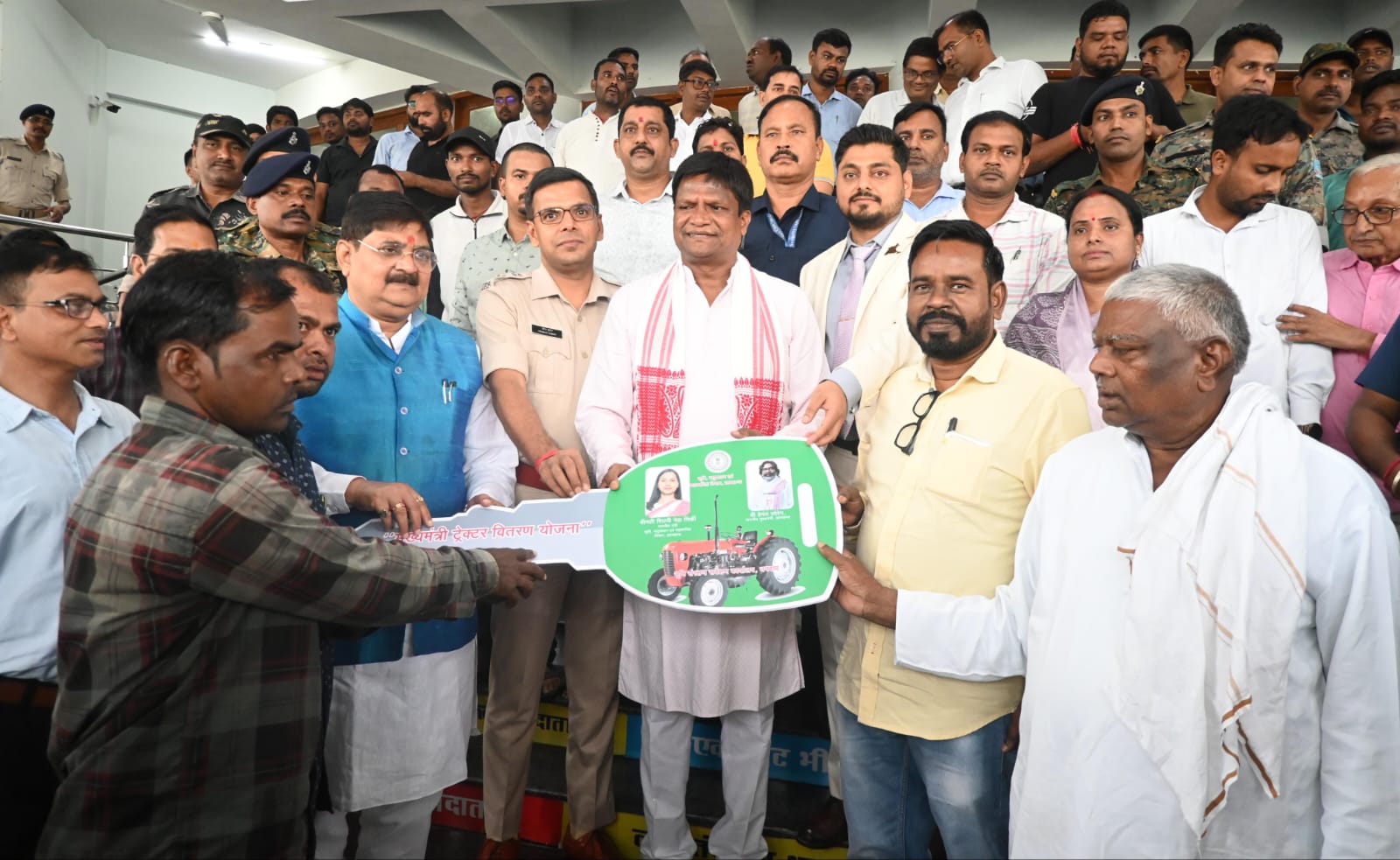 धनबादः किसानों के बीच ट्रैक्टर, सोलर पंप व पंपसेट का वितरण