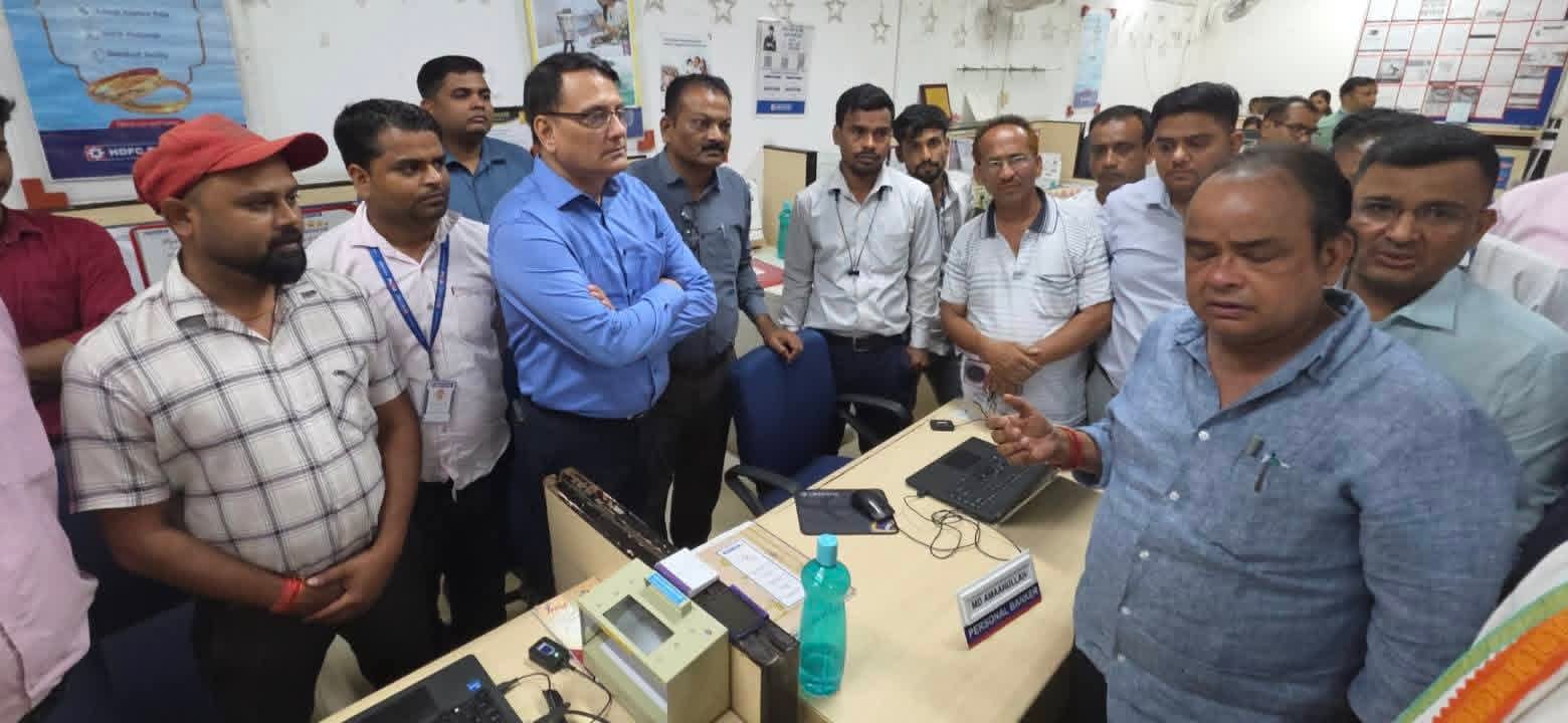 देवघरः HDFC बैंक डकैती कांड का जायजा लेने मधुपुर पहुंचे मंत्री इरफान