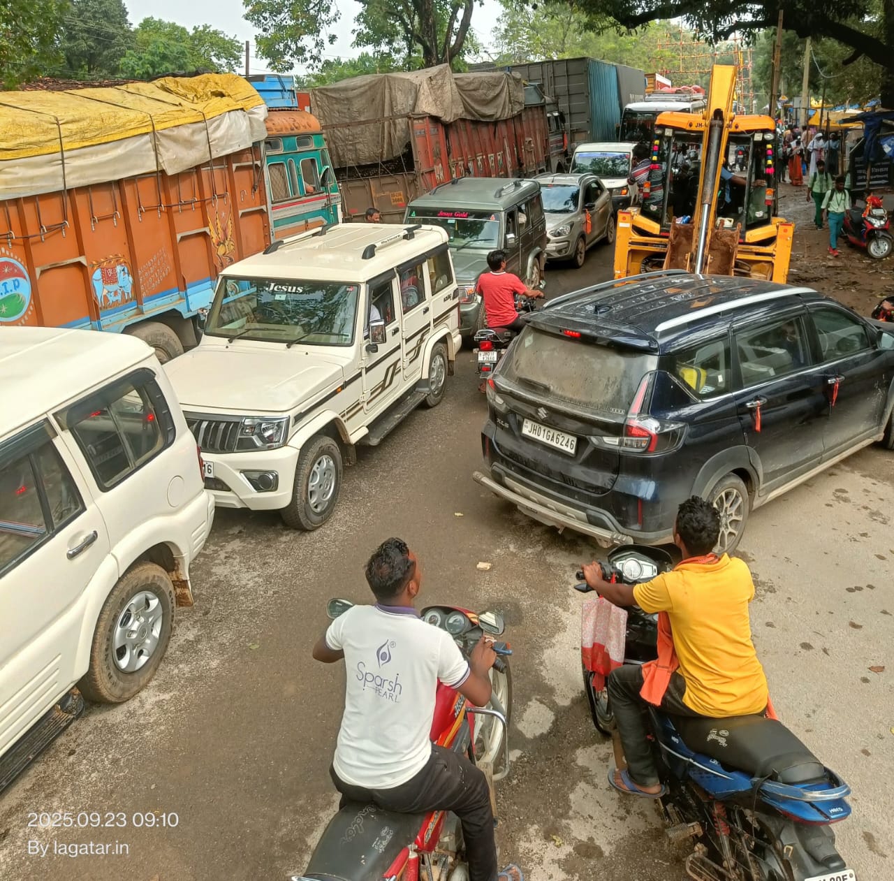 सिमडेगाः कोलेबिरा में भीषण सड़क जाम, सोमवार शाम से यातायात बाधित