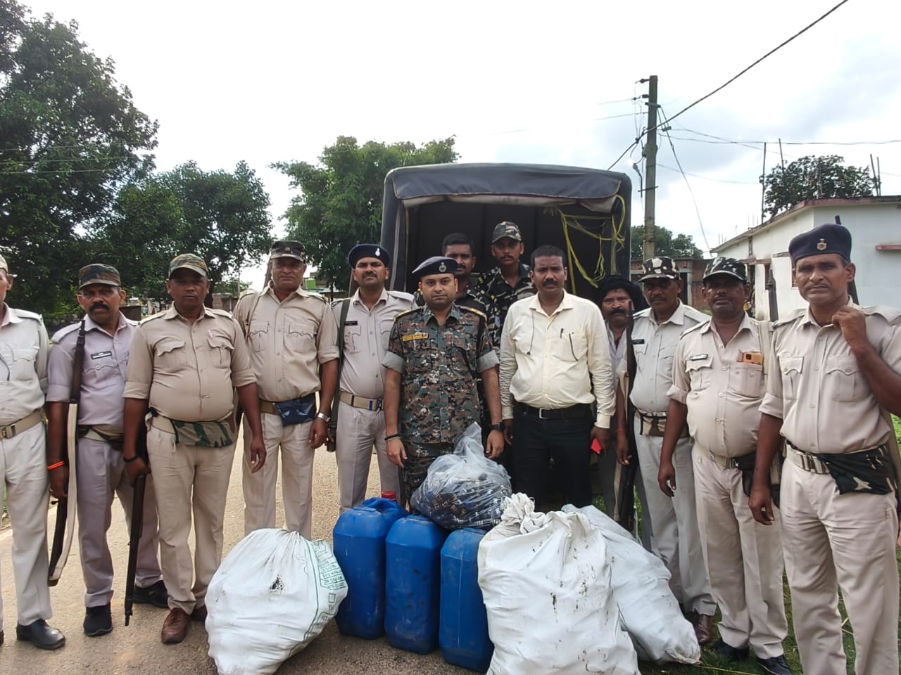 गिरिडीहः उत्पाद विभाग ने अवैध शराब फैक्ट्री ध्वस्त की, सामग्री जब्त