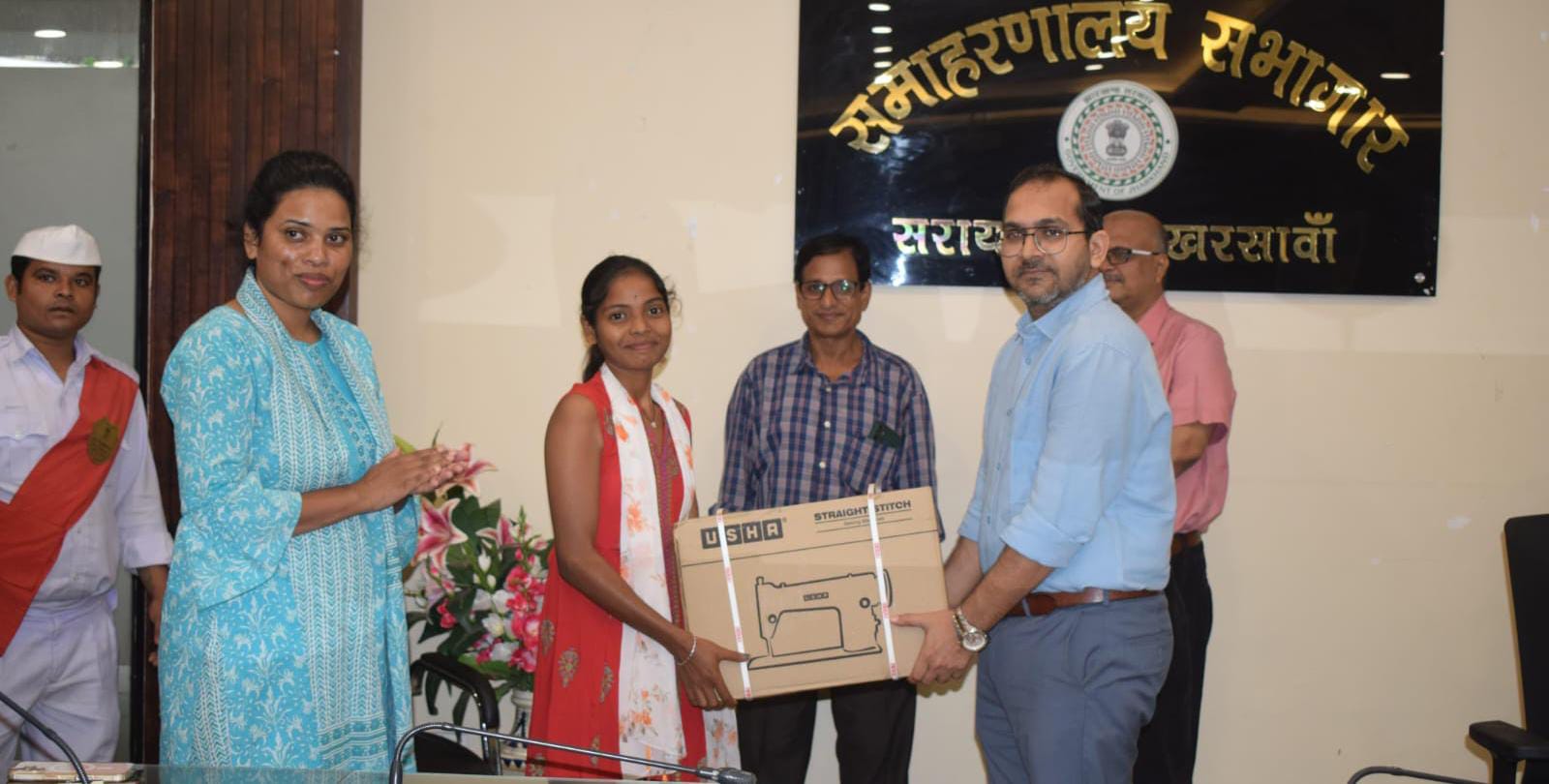 सरायकेलाः 50 महिलाओं के बीच सिलाई मशीन का वितरण