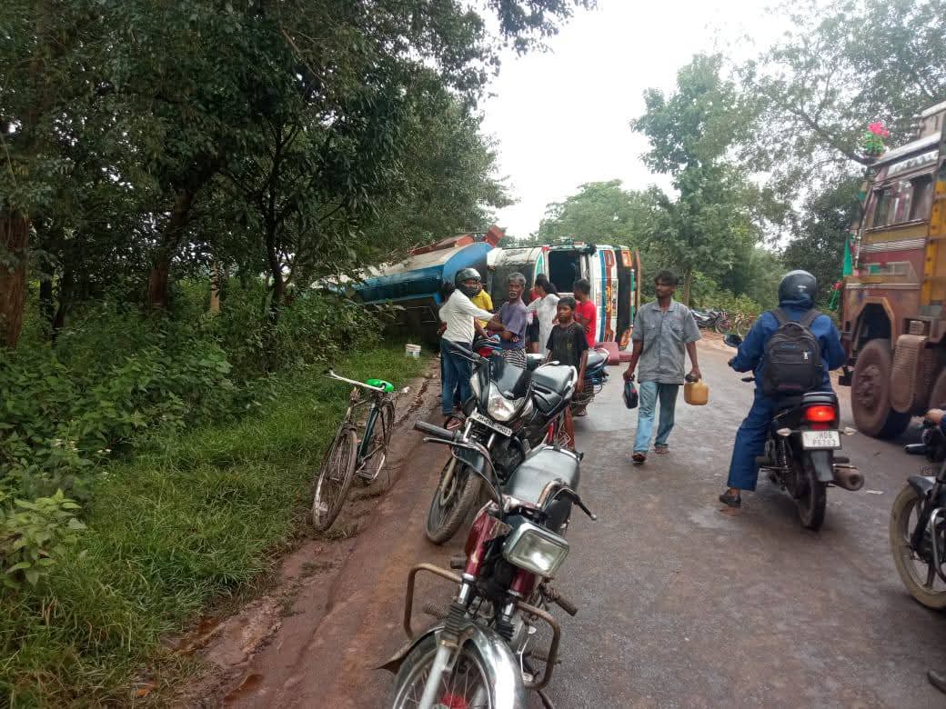 चाईबासाः हाटगम्हरिया मार्ग पर डीजल टैंकर पलटा, ग्रामीणों में मची तेल लूटने की होड़
