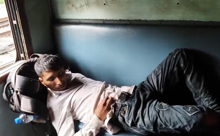 धनबादः ट्रेन की बोगी में मिला बेहोश युवक, यात्रियों की सतर्कता से बची जान