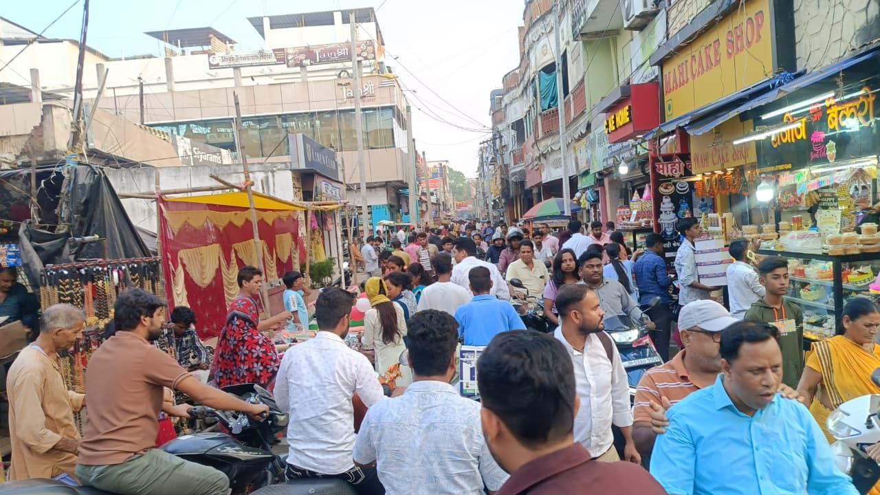 पलामूः महंगाई पर आस्था भारी, छठ की खरीदारी को लेकर बाजारों में भीड़