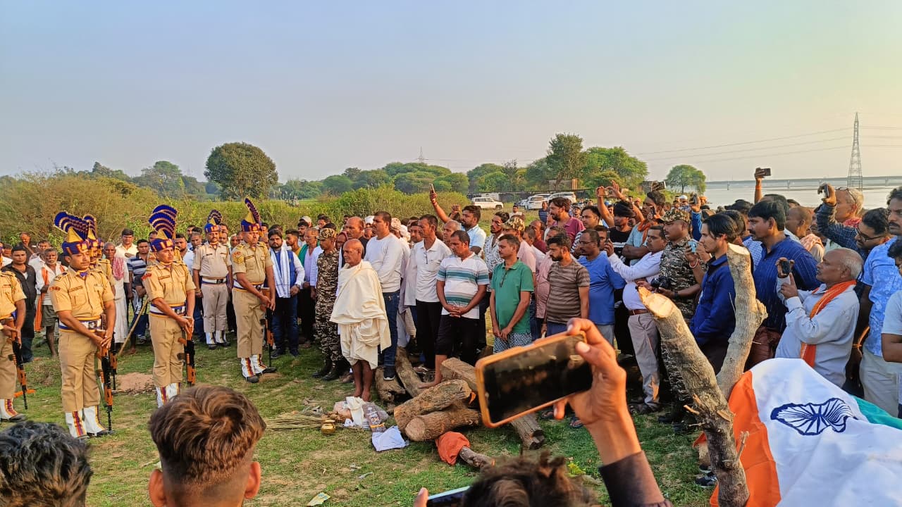 पलामूः गमगीन माहौल में हुआ CRPF जवान वीरेंद्र शुक्ला का अंतिम संस्कार